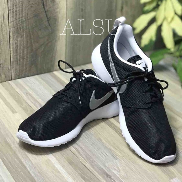 Nike Roshe One GS Black Metallic Silver W AUTHENTI - Picture 4 of 8